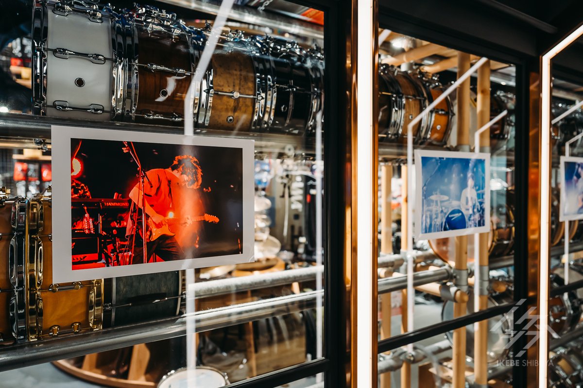 イケシブ|IKEBE SHIBUYA【池部楽器店】 (@ikeshibu_tokyo) on Twitter photo ⚡EXHIBITION⚡
#androp×#中野敬久『TOKYO ISLAND 2024 androp 15th Anniversary day』 Photo Gallery
📅~4月20日(日)
🎪3F <a href="/grandeybass_tyo/">池部楽器店グランディベース東京</a> 前廊下
🌐ikebe-gakki.com/blog/20250404-…
💬同写真集の中から厳選した写真を特別展示!メンバー&中野氏の直筆サイン入り写真集も数量限定で販売いたします。 ⚡EXHIBITION⚡
#androp×#中野敬久『TOKYO ISLAND 2024 androp 15th Anniversary day』 Photo Gallery
📅~4月20日(日)
🎪3F <a href="/grandeybass_tyo/">池部楽器店グランディベース東京</a> 前廊下
🌐ikebe-gakki.com/blog/20250404-…
💬同写真集の中から厳選した写真を特別展示!メンバー&中野氏の直筆サイン入り写真集も数量限定で販売いたします。
