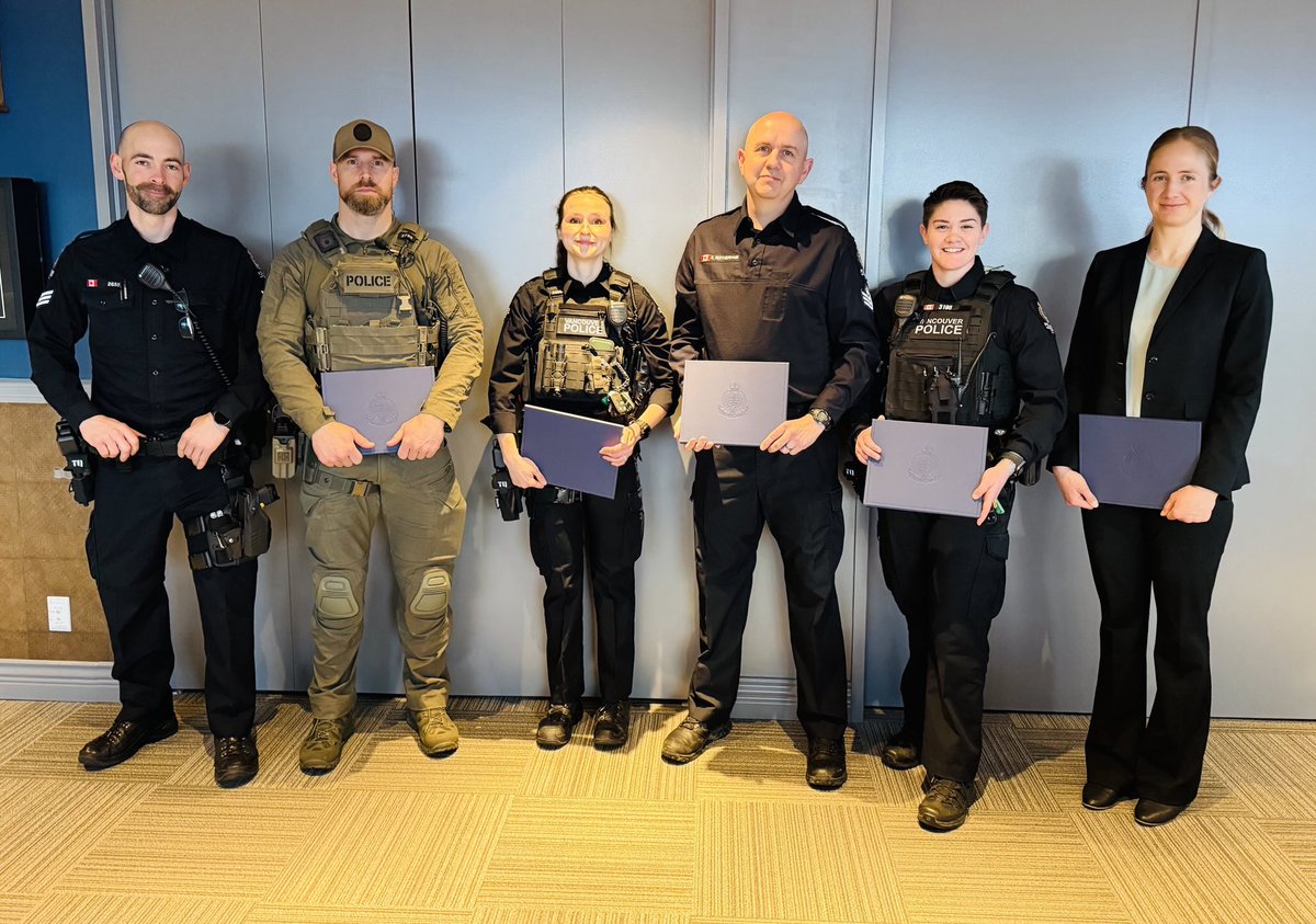 DeputyChow's tweet image. Recognized a team of officers who rescued a suicidal person on a bridge. After 2 hours of conversation,  and some heroic efforts they were able to bring the person to safety. #worthwhile