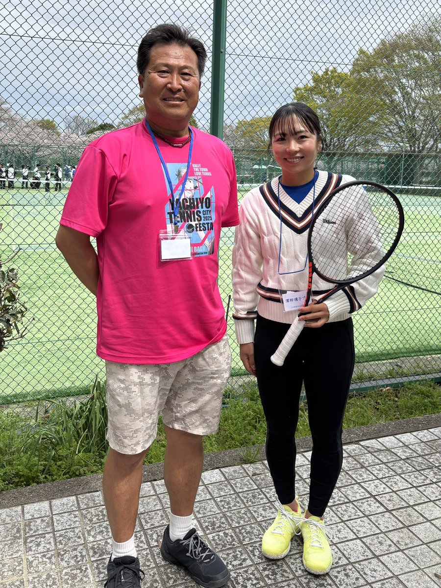 yachitenni's tweet photo. 八千代市テニスフェスタにご来場頂いた皆様本当ににありがとうございました。
🎾【山本育史プロ】
参加プロの中で1番最初に決定してくれたのが山本プロです。本当に感謝してます。
🎾【澤柳璃子プロ】
雨に濡れたコートなのに動き早い早い打ち方綺麗。ジュニアにとってよい経験が出来たと思います。 https://t.co/OukoPr0PWz