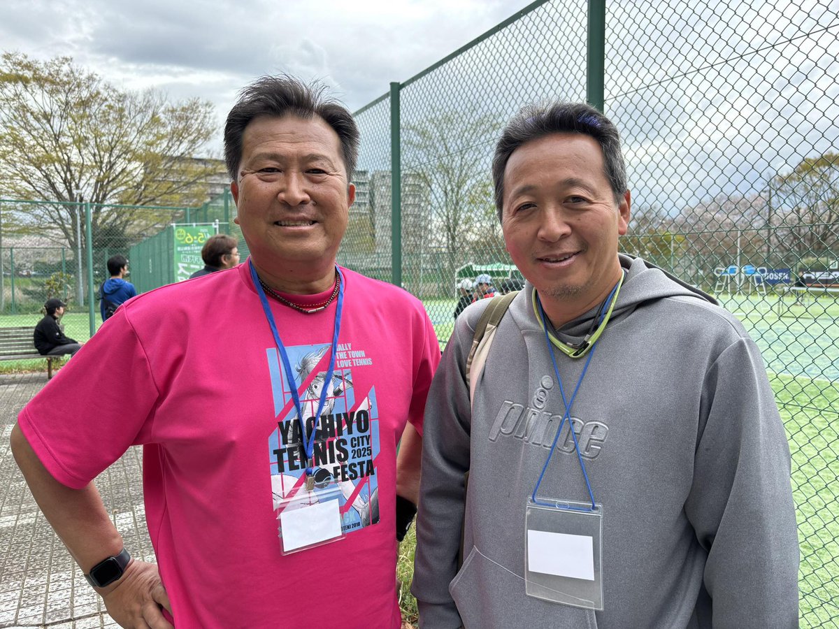 yachitenni's tweet photo. 八千代市テニスフェスタにご来場頂いた皆様本当ににありがとうございました。
🎾【山本育史プロ】
参加プロの中で1番最初に決定してくれたのが山本プロです。本当に感謝してます。
🎾【澤柳璃子プロ】
雨に濡れたコートなのに動き早い早い打ち方綺麗。ジュニアにとってよい経験が出来たと思います。 https://t.co/OukoPr0PWz