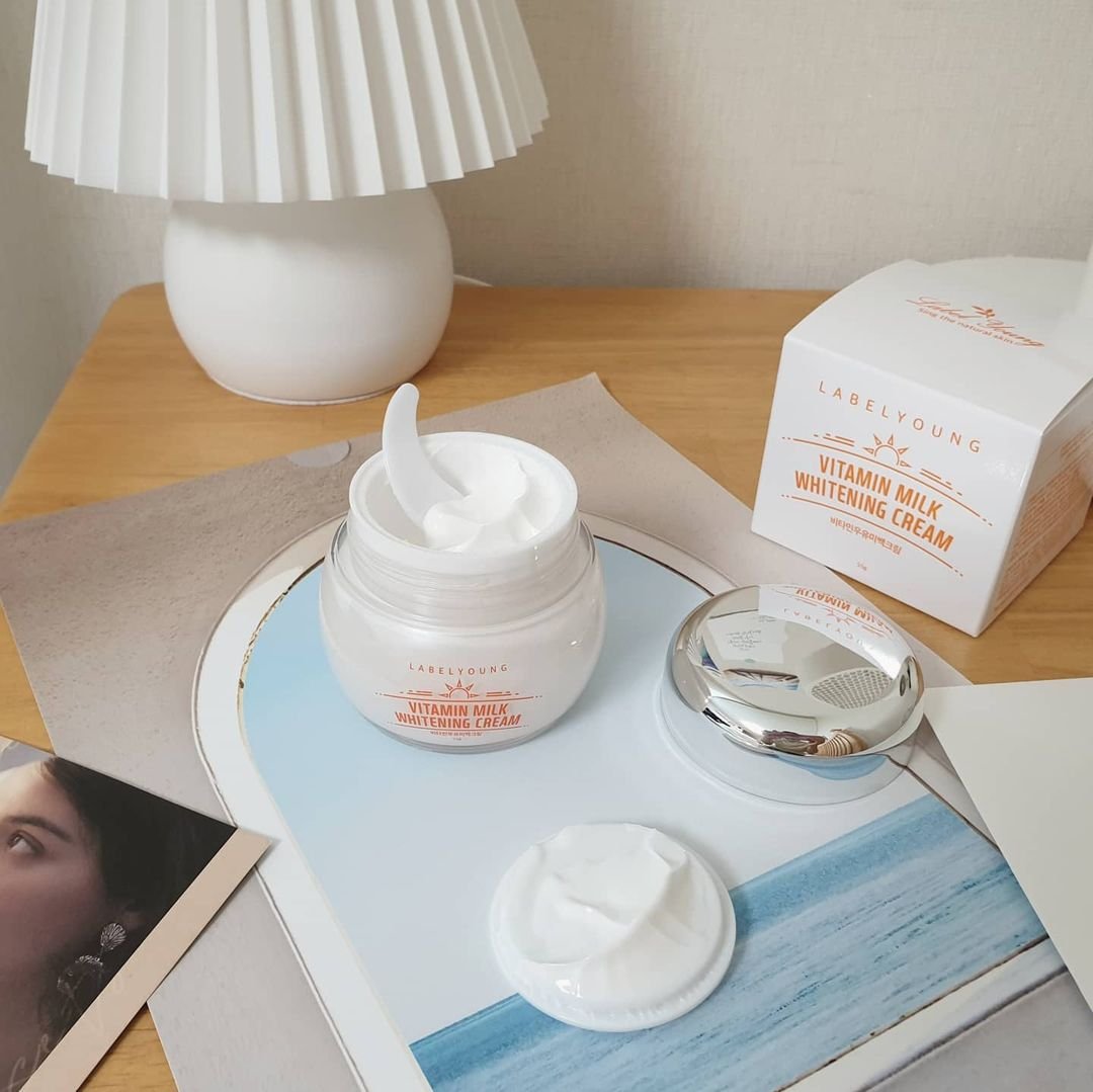 Blugico_'s tweet photo. พร้อมส่ง 🛒
#LABELYOUNG - Vitamin Milk ( 55g. )

; ราคา 299 บาท จัดส่งฟรี!

ครีมบำรุงที่เป็น Tone up ในตัวปรับผิวให้ดูขาวขึ้นในทันทีที่ใช้ ช่วยลดจุดด่างดำ ทำให้รูขุมขนดูเล็กลง กักเก็บความชุ่มชื้น

สั่งซื้อทาง → DM / Line @.blugico ( ลบ . ) https://t.co/lHFxavdr3p