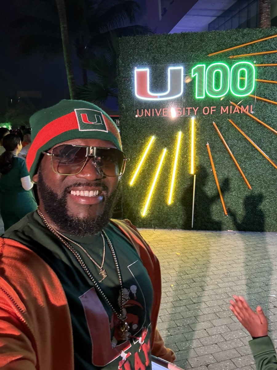 WMGarbageman's tweet photo. HappyBornDay To The U!
Celebrating 100 Years of greatness!
What a great Celebration ๐!
#UMiami100 #U100 #Miami #MiamiHurricanes #CentenialCelebration #GoCanes #Year100 #YoLetsGo https://t.co/0Lp6u45fnh