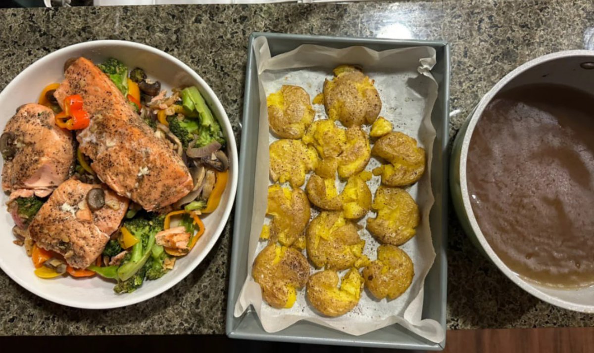 Today I made a pan-fried salmon with vegetables, potatoes, etc.