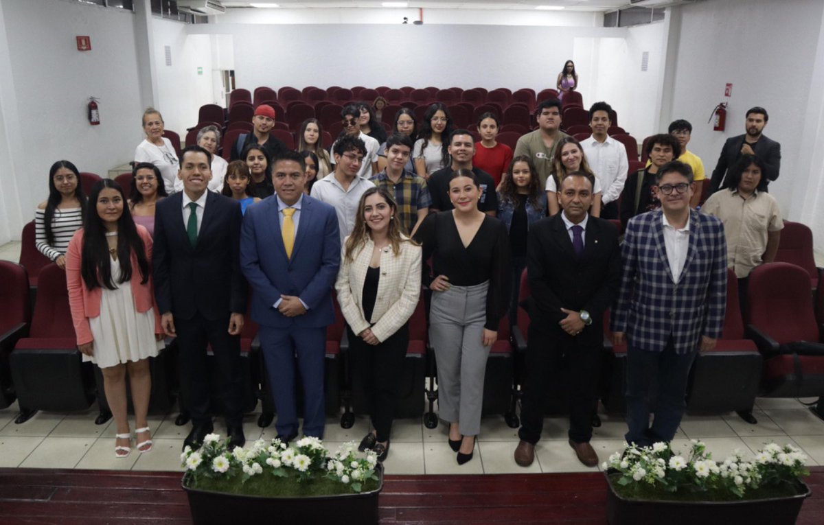 uaemorelos's tweet photo. La FDyCS de la UAEM organizó una “Jornada de exposiciones de personas candidatas a cargos del Poder Judicial”, moderada por el académico Ricardo Tapia Vega.
Las y los aspirantes presentaron sus trayectorias ante la comunidad universitaria.
#UAEM #FDyCS #PoderJudicial https://t.co/K0hk6nz1iL