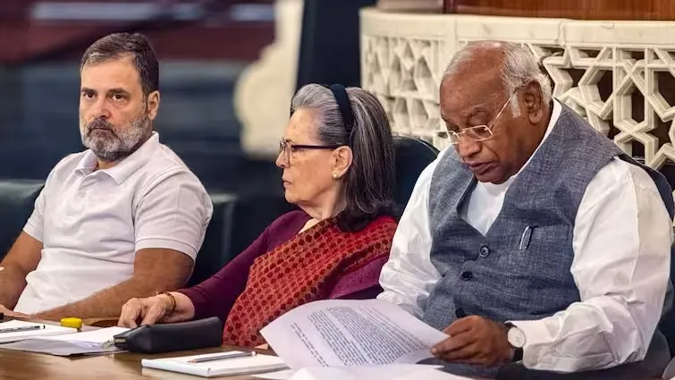 PrimeNewsInd's tweet photo. 🚨 कांग्रेस राष्ट्रीय अधिवेशन: आज दूसरा दिन, साबरमती रिवरफ्रंट पर आयोजित! 🚨
🔹 3 हजार से ज्यादा प्रतिनिधि होंगे शामिल
🔹 अधिवेशन में कांग्रेस अध्यक्ष मल्लिकार्जुन खरगे, सोनिया गांधी और राहुल गांधी होंगे शामिल
🔹 कई राजनीतिक मुद्दों पर होगी चर्चा
@INCIndia
#CongressSession #PoliticalDiscussion #SabarmatiRiverfront #CongressLeadership #IndiaPolitics #latestupdates #BreakingNews #primenews