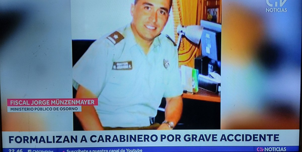 jdelrio70's tweet photo. Conducía hablando por celular, a exceso de velocidad, se pasó una luz roja, chocó y atropelló a dos personas, una madre y su hija, dejándolas grave. No se tomó la alcoholemia. Familia acusa irregularidades en la toma del procedimiento.
Se trata del Teniente Coronel de Carabineros Manuel Aravena, Subprefecto de Osorno.
Esto ocurrió el 19 de octubre de 2024 y recién hoy fue formalizado...