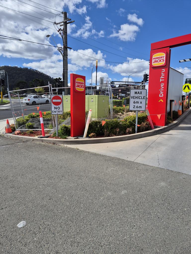 Hey <a href="/EvieNetworks/">Evie_Networks</a>, what's the hold up with the charges at Hungry Jacks in Lithgow NSW? They have been sitting like this, partially installed for 8 months!