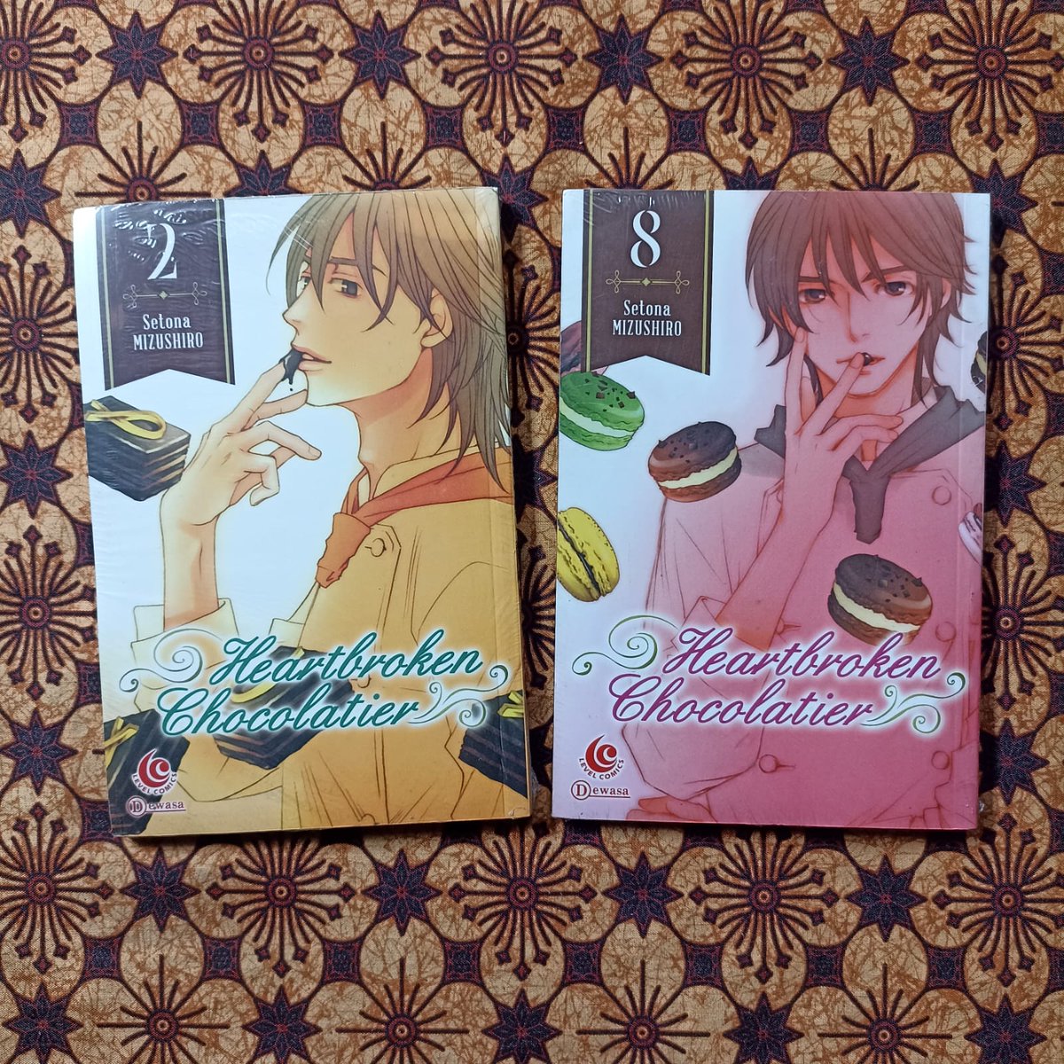 GedebookYogya's tweet photo. HEARTBROKEN CHOCOLATIER 
Setona Mizushiro - Level Comics
Segel 15k/ buku; no. 2, 8

🟠
https://t.co/Sjwg34bwz7

🟢
https://t.co/qDVWk5RYYw https://t.co/IJUgIqyqjZ
