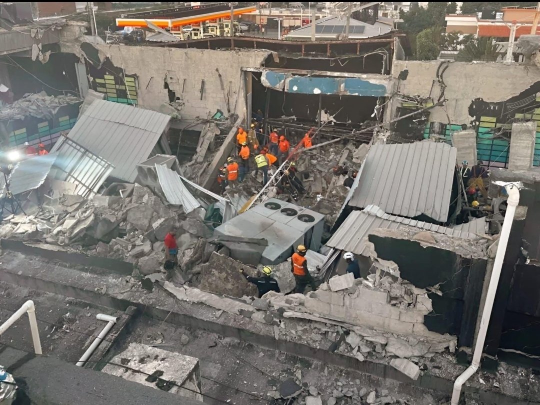 NestorMorrobel's tweet photo. El manejo del COE y del Gral.  Juan Manuel Méndez, ante la tragedia del Jet Set ha sido lenta y torpe. Dejando en evidencia lo mal preparados que estamos ante un terremoto de gran escala o cualquier situación parecida a la que hoy se vive. Pasado esto, debe hacerse una reflexión profunda y aprender de los errores.

Adicionalmente a la pasarela de funcionarios públicos en la escena de la tragedia, quienes se aparecen que un desfile de jeepetas y acompañantes, que lejos de facilitar el trabajo de búsqueda y rescate, lo empeoran