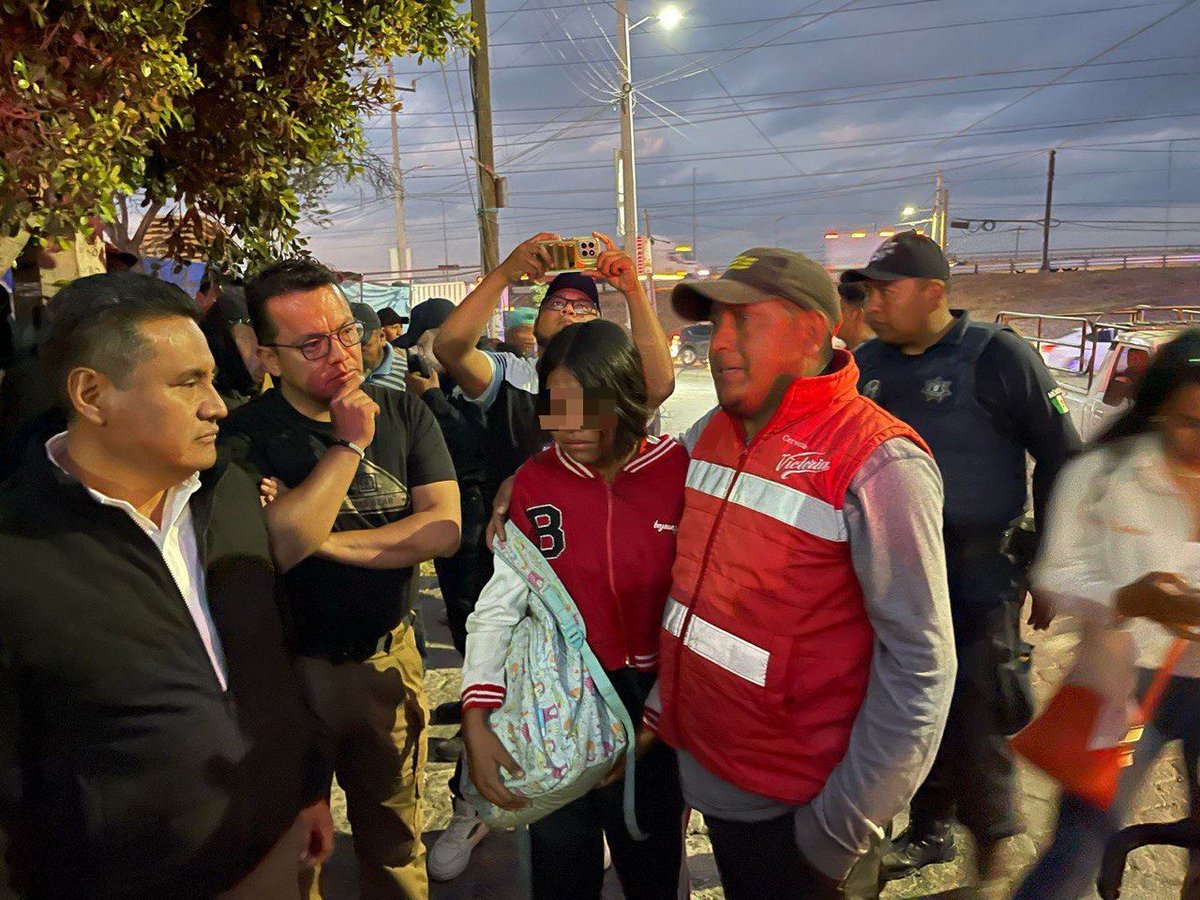 AlcanceDiario's tweet photo. ¡Localizadas 🙌!
Tras el bloqueo en la México-Puebla, las autoridades de #Coronago confirman que las tres menores reportadas como desaparecidas están en buen estado.
El alcalde, @AarmandoAguirre, mantuvo presencia e indicó que facilitó los servicios para dar con su paradero 🚓. https://t.co/JbTroz7wTe