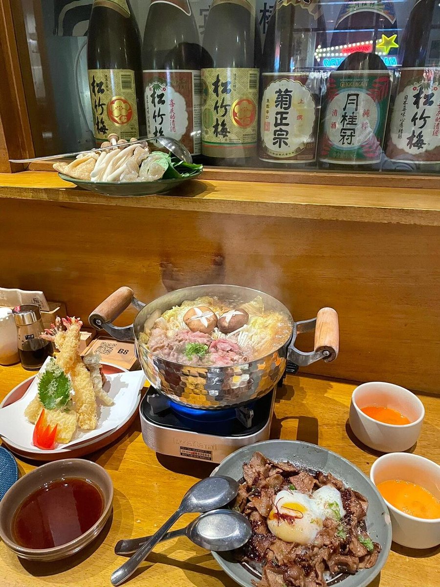 Christocssquez's tweet photo. 今日は旧い友達のすき焼きと焼肉ご飯と新しい友達のてんぷらと夏限定冷麺です😋 https://t.co/h0p9o135l9