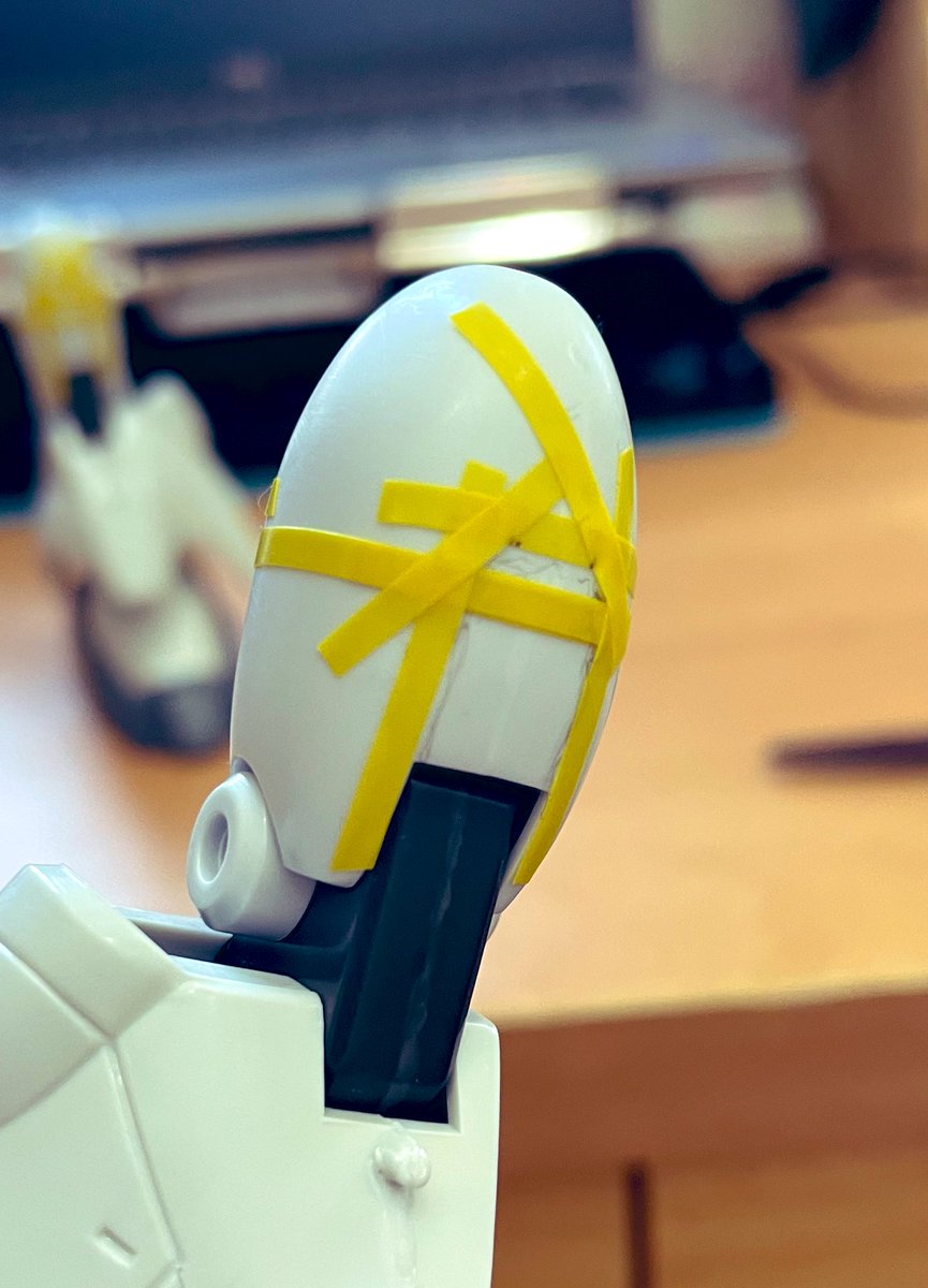 kt5656's tweet image. 引き続きザクIIIのディテール追加ちう
いつもこんな感じでテキトーにマスキングテープ貼ってアウトライン決めて、テキトーにスジボリ入れます
この手のクランク入ったパターンは何度やってもムズイっすねー

#ガンプラ
#スジボリ