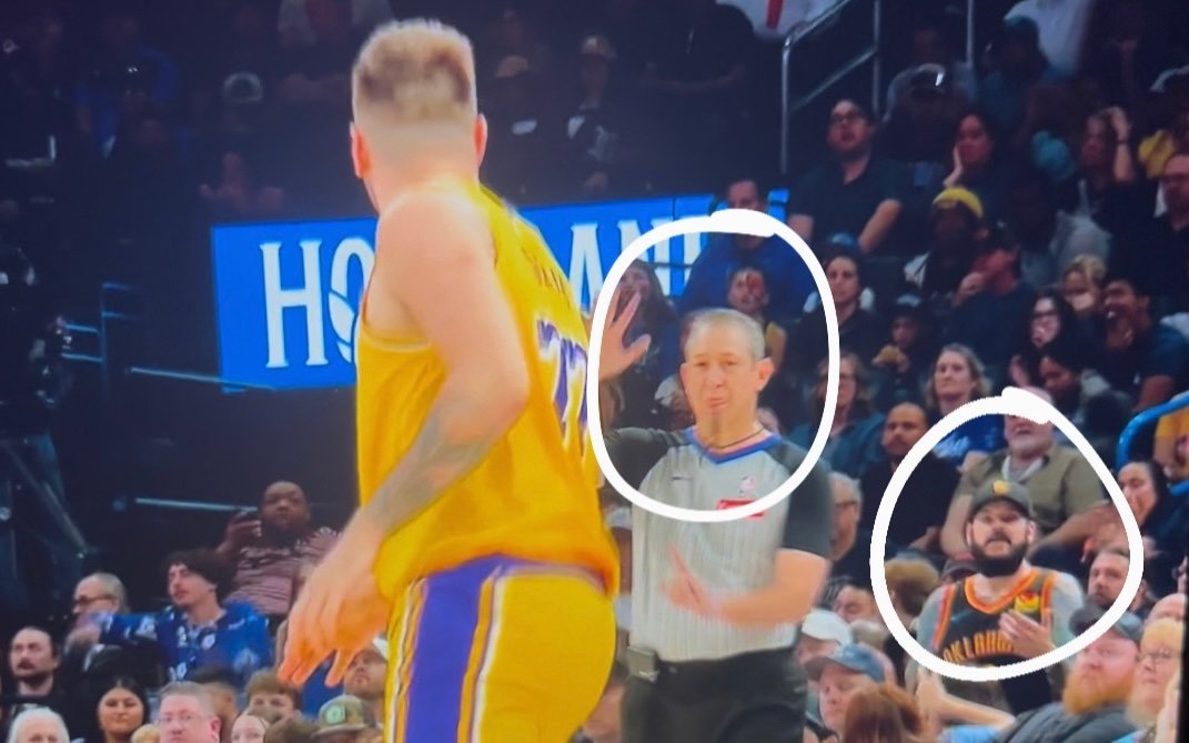 NBAdoPovo's tweet photo. LeBron James sobre a expulsão do Luka Doncic 

“Foi um par de minutos estranhos depois disso. Começando com a expulsão. Não sei por que o árbitro levou para o lado pessoal. Ele já tinha dado uma técnica para o Luka, e o Luka sabia disso. O Luka estava discutindo naquele momento com um torcedor que estava sentado à beira da quadra, como ele costuma fazer. Os torcedores falam merda, falam sem pensar, seja lá o que for, e o Luka respondeu, e o árbitro achou que era algo contra ele, ou seja lá o que fosse. Mas aí veio outra técnica no Vando depois de um toco. Esse jogo ficou muito estranho depois daquele momento.”