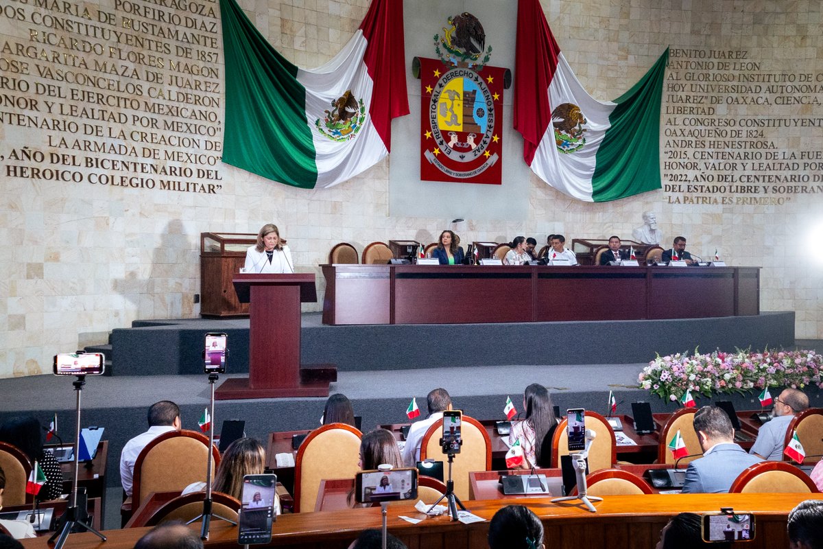 DDHPO's tweet photo. La titular de la Defensoría de los Derechos Humanos del Pueblo de Oaxaca, Mtra. Elizabeth Lara Rodríguez, presentó su Segundo Informe de Actividades 2024 – 2025 desde el Recinto Legislativo del Honorable Congreso del Estado...(1/3) https://t.co/fWjfGlwvmM