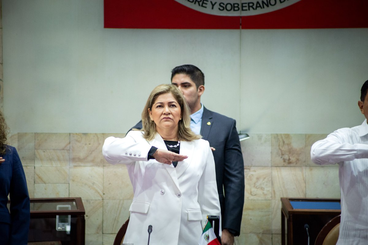 DDHPO's tweet photo. La titular de la Defensoría de los Derechos Humanos del Pueblo de Oaxaca, Mtra. Elizabeth Lara Rodríguez, presentó su Segundo Informe de Actividades 2024 – 2025 desde el Recinto Legislativo del Honorable Congreso del Estado...(1/3) https://t.co/fWjfGlwvmM