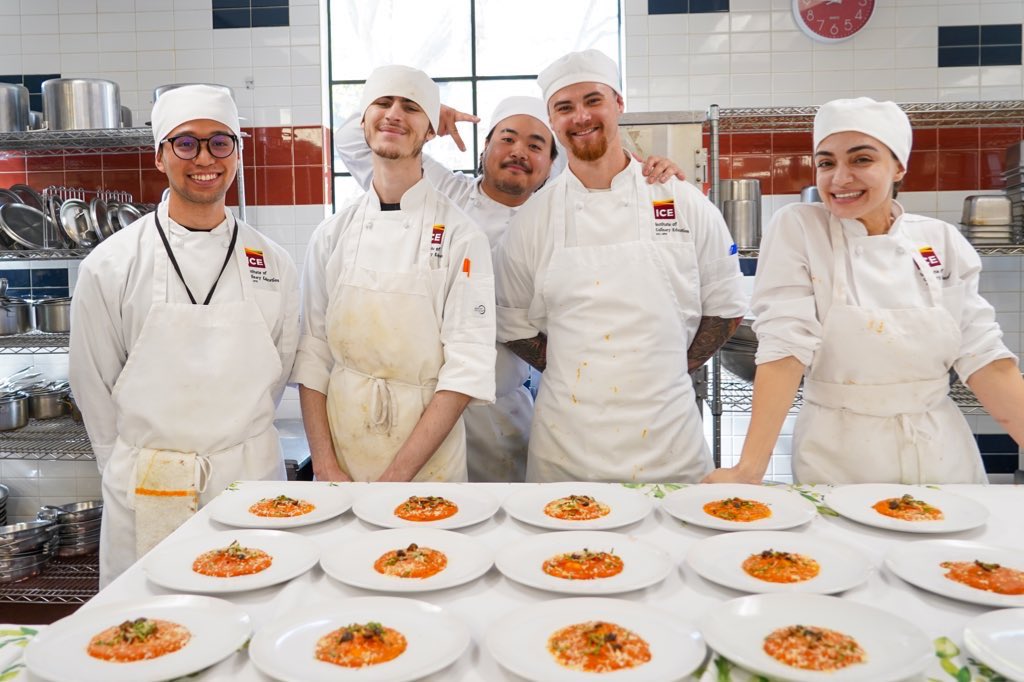 iceculinary's tweet image. What’s going on today at ICE-LA? It’s Banquet Day in Chef Lee’s class 🍛🍽️👀 

#ICECulinary #Culinary #CulinarySchool #CulinaryArts #LosAngeles #Foodie