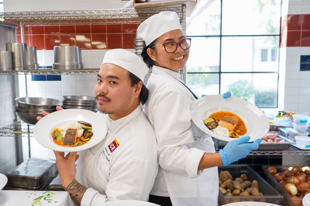 iceculinary's tweet image. What’s going on today at ICE-LA? It’s Banquet Day in Chef Lee’s class 🍛🍽️👀 

#ICECulinary #Culinary #CulinarySchool #CulinaryArts #LosAngeles #Foodie