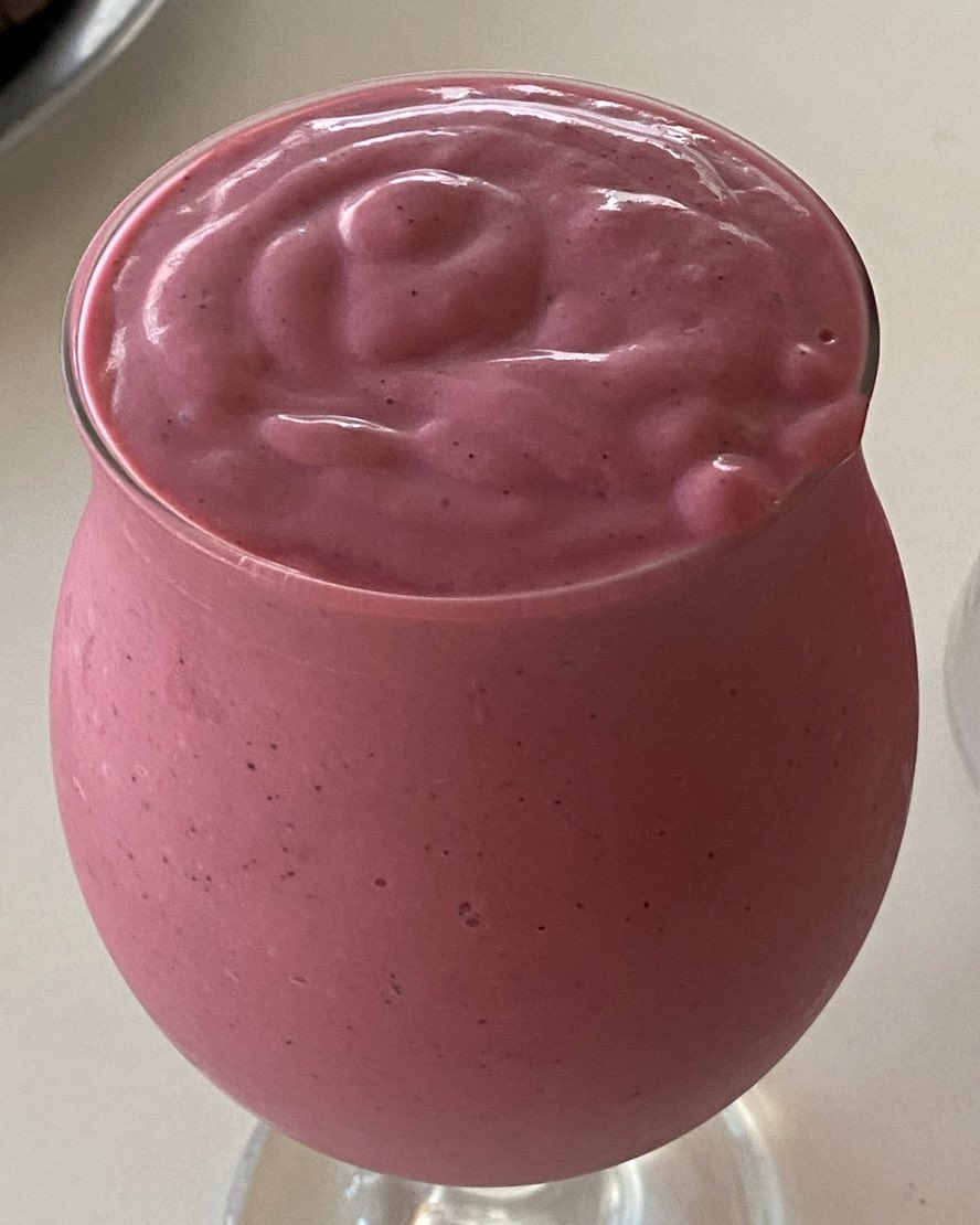 thiagobarrosnut's tweet photo. 5. Vitamina proteíca

Proteína em pó de sua preferência - 30g 
(1 dose) + 1 copo americano, 240ml, de leite de vaca desnatado ou vegetal. 

1 porção de frutas de sua preferência.