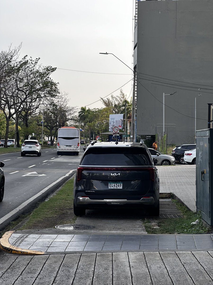 AlcibiadesRamos's tweet photo. Plena avenidas Balboa antes de llegar a calle 39. Estacionado en la acera
@Mayer https://t.co/B34jzKO58i
