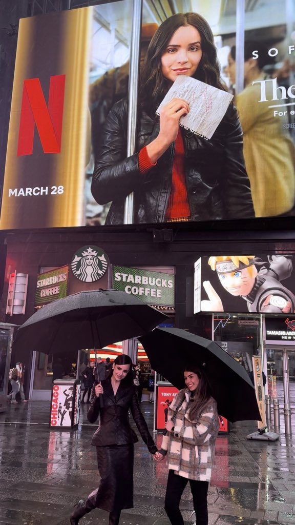 WHAT????? This was me last year on Sofia’s birthday saying “I hope I can hug you and see you in Times Square soon!” AND A YEAR LATER I MET SOFIA IN TIMES SQUARE???? what is life right now