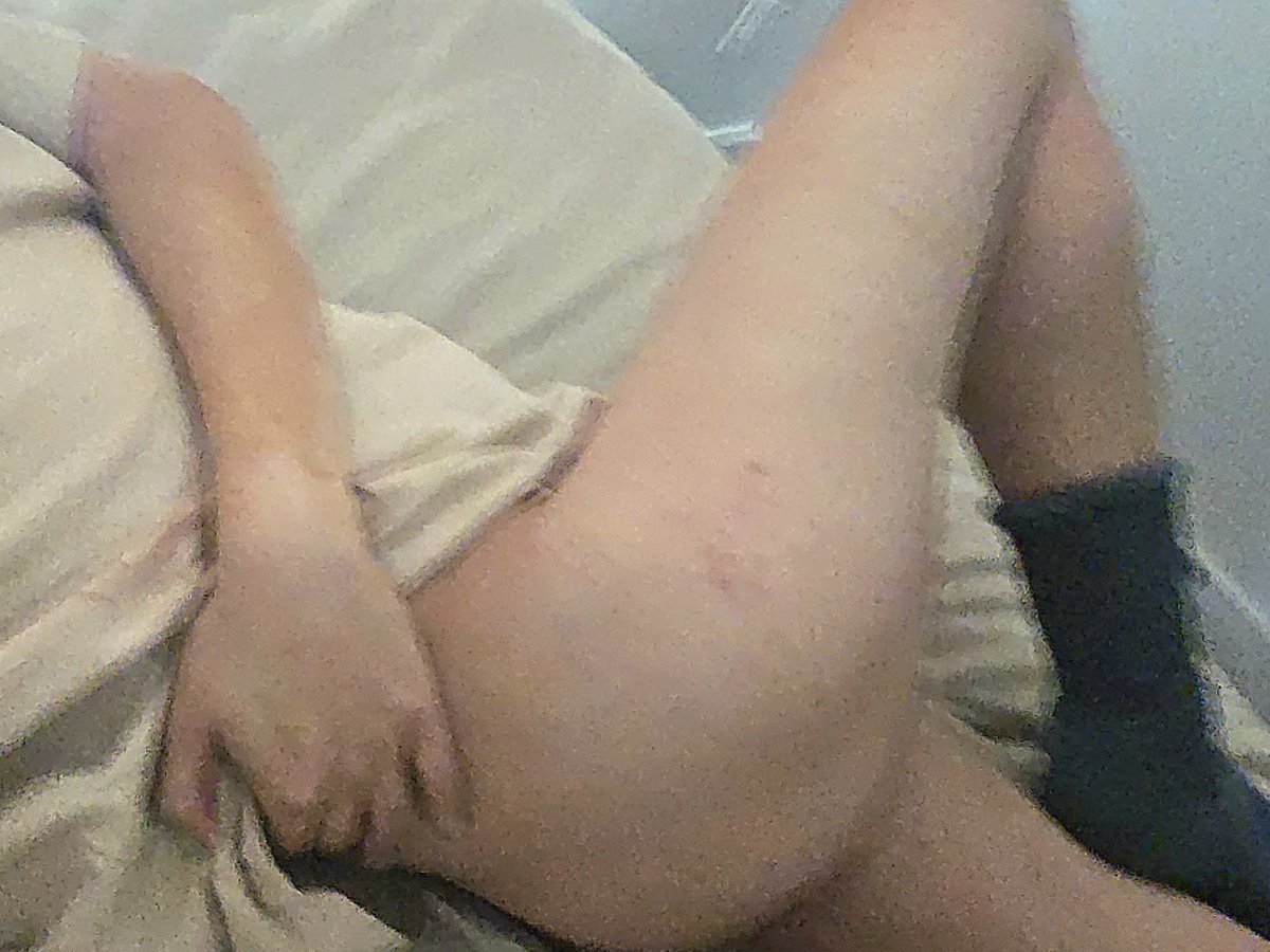Aisuru015's tweet photo. Typical airbnb things :3 #femboy #gaytwt #yaoi #photography https://t.co/MfXfwzeTi1