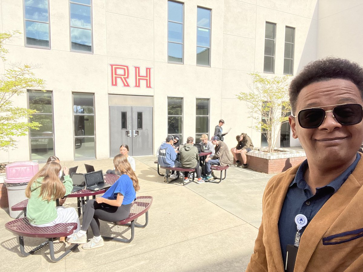 SpanishGuerra's tweet photo. Beautiful day for some interpersonal speaking! AP Spanish students are diving into cultural comparisons on population and demography - learning in action, under the sun! #APSpanish https://t.co/CFeo9pHqVC