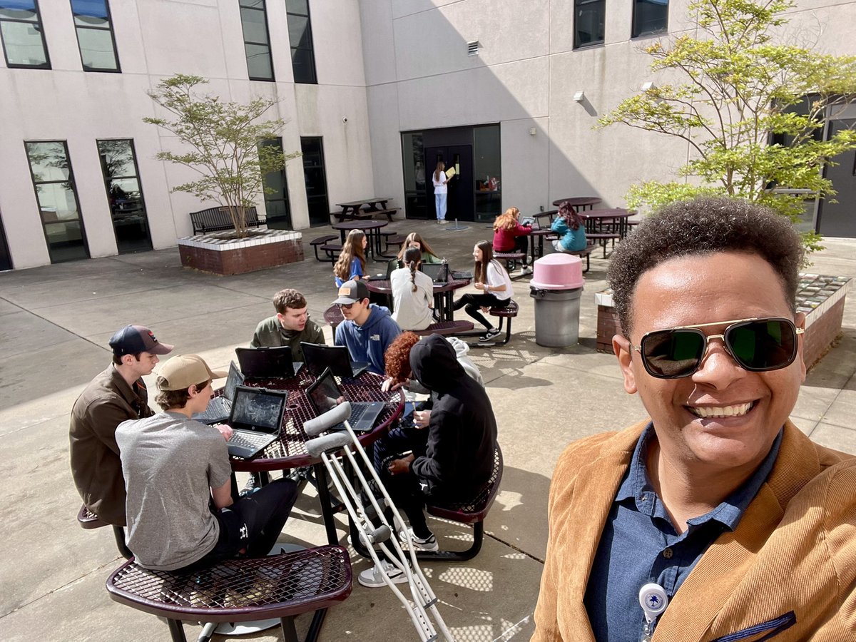 SpanishGuerra's tweet photo. Beautiful day for some interpersonal speaking! AP Spanish students are diving into cultural comparisons on population and demography - learning in action, under the sun! #APSpanish https://t.co/CFeo9pHqVC