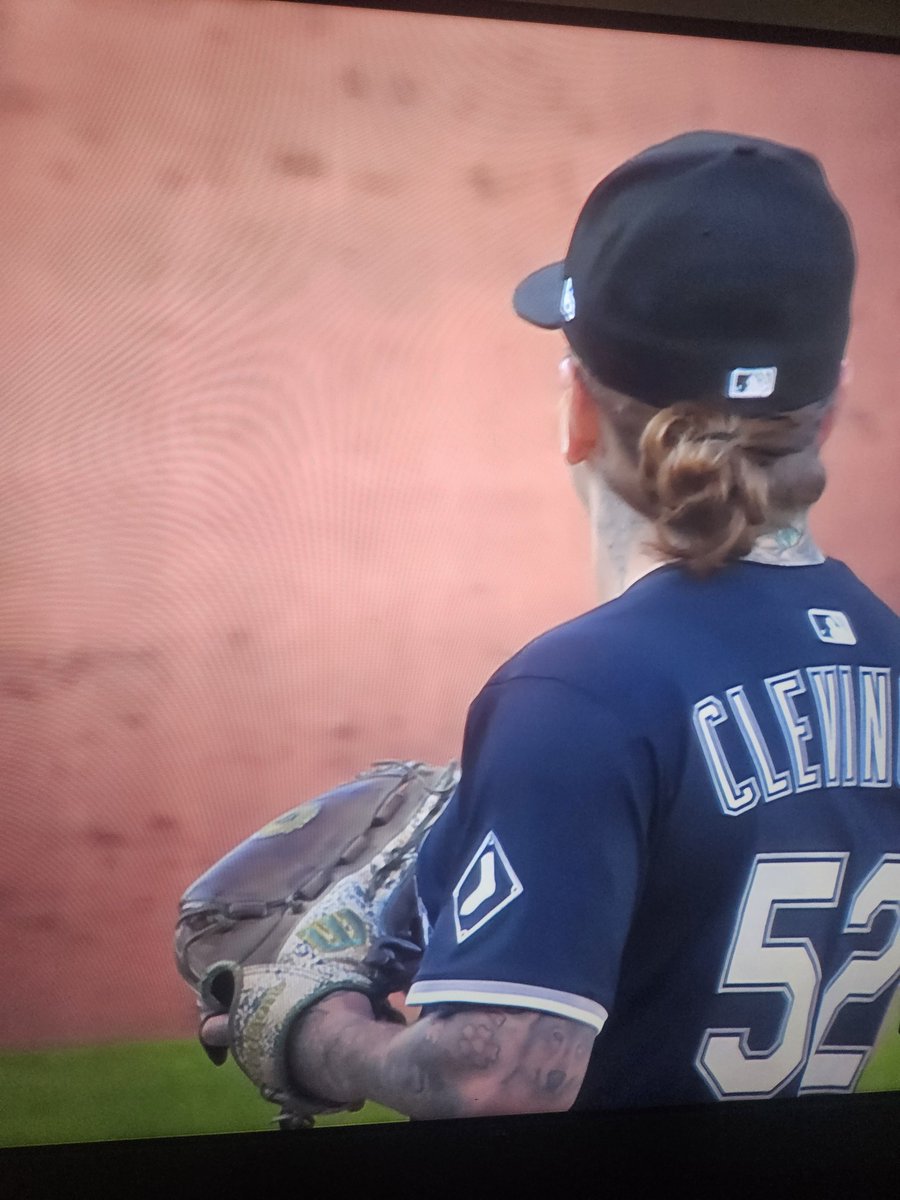cobraheadtoe's tweet photo. Ponys and man buns suck https://t.co/76DtPXB5Da