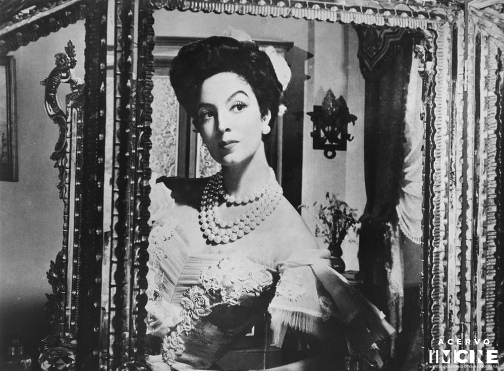 imcine's tweet photo. A 111 años de su nacimiento y 23 de su partida, celebramos a la Diva, al Emblema de nuestro cine: María Felix 'La Doña'.

Su personalidad, elegancia y belleza traspasa la pantalla, y sigue inspirando lo que ocurre en nuestro cine y más allá de él. https://t.co/mKPuydhFuO
