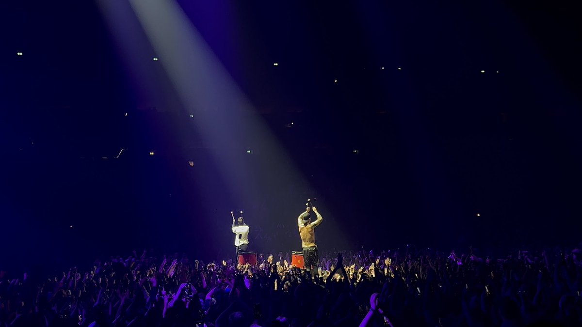 ryansteckeninlu's tweet photo. Unreal (Why does it look like Joshs breaking on the piano lmao) https://t.co/SzYeDvxVnx