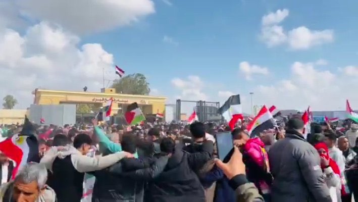 على المصرييين أن يدفنون انفسهم خجلًا ياللعار إبادة جماعية اخوانكم في لغزة وأنتم ترقصون 💃💃💃💃💃