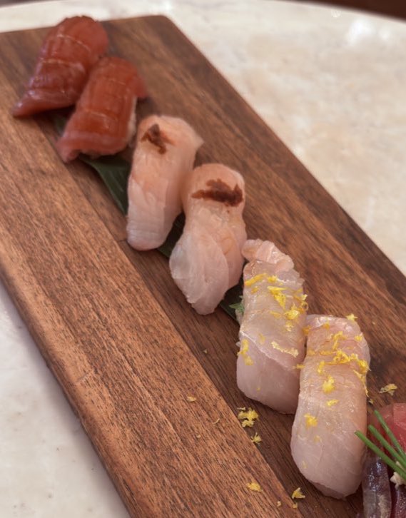 thiagobarrosnut's tweet photo. 2. Nigiri japonês 

Nigiri de peixe branco: ~40-50 kcal cada. 
Nigiri de atum: ~50-60 kcal cada. 

Total: ~400 kcal, 35 g de proteínas e 40 g de carboidratos.