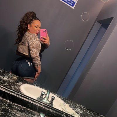 _ThatGirlAsh's tweet photo. #NewProfilePic https://t.co/bckfAZLo6u