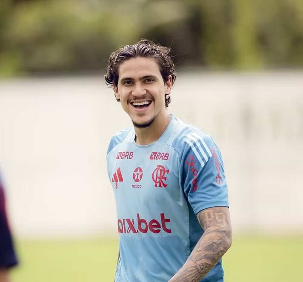 futebol_info's tweet photo. ⚠️ 7 meses após grave lesão no joelho, Pedro deve ser relacionado para Flamengo x Central Córdoba, amanhã, pela Libertadores.

O atacante treinou bem hoje e está liberado para voltar a atuar pelo Rubro-Negro.

🗞 @geglobo 
📸 Adriano Fontes/CRF