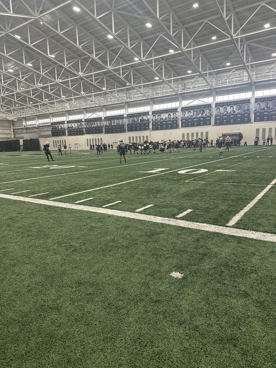 JuliusMay_9's tweet photo. Had a great day @BoilerFootball on Saturday! Thank you again @Nrenna for the invite. I Learned a lot about your guys program and would love to be back!!@youngbloodgreg @PrepRedzoneIL @EDGYTIM @AllenTrieu @GoJacksFB @NDSUfootball @GoAugie @Coach_CJIrvin @Recruit2Illini @MKeeler5 https://t.co/ds3wIJPIij