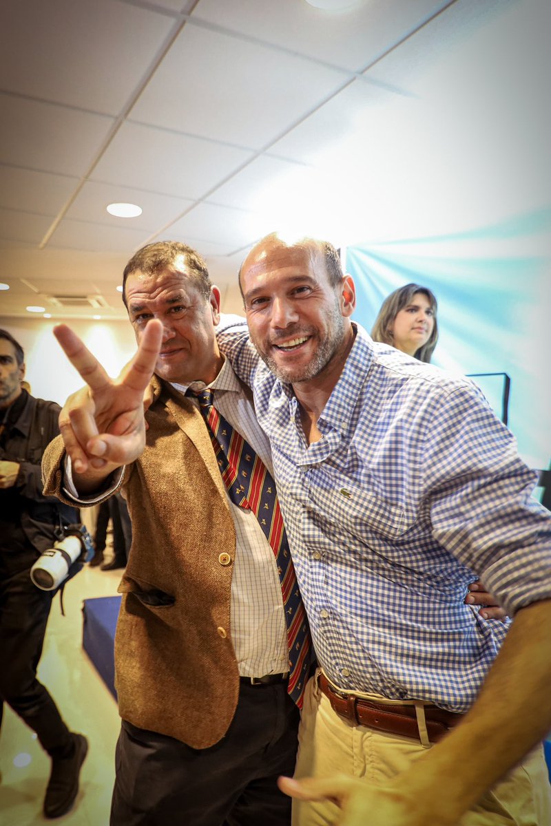 No es una V, es la Y de #YaEstá. Si no quieren seguir viviendo en la mugre <a href="/MartinLemaUy/">Martin Lema</a> es flor de tipo, sino voten en blanco y si no ajo y agua . Seguirán en el departamento más sucio del Uruguay