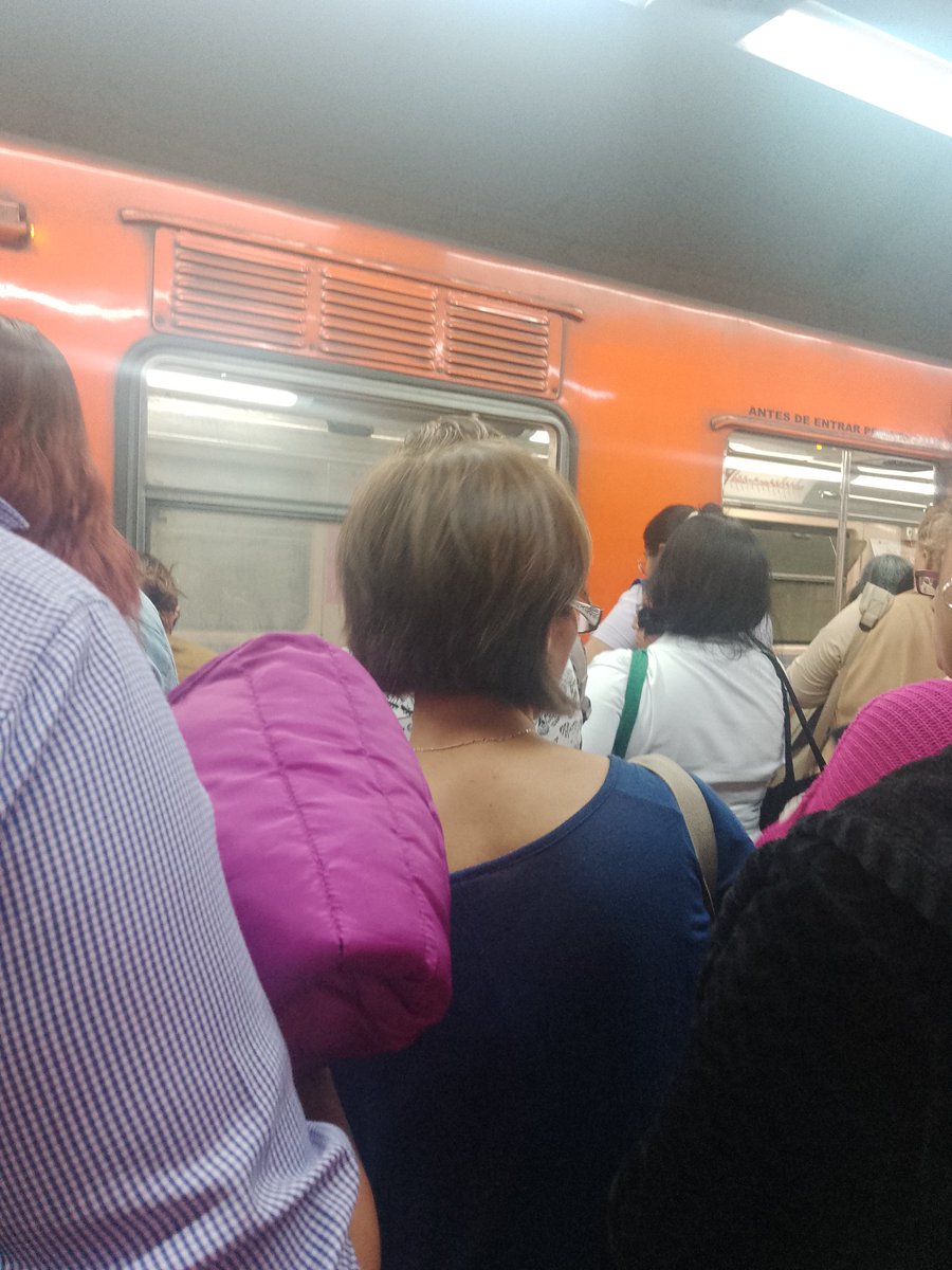 lau_fermina's tweet photo. @MetroCDMX cada vez peor el servicio, más de media hora de que salimos del Rosario y apenas llegamos a auditorio, en metro se paraba, nos quedamos en varias estaciones bastante tiempo y apenas nos bajan, por cierto una señora bastante grosera, las escaleras no funcionan, todo mal https://t.co/aDtMrqEy6V