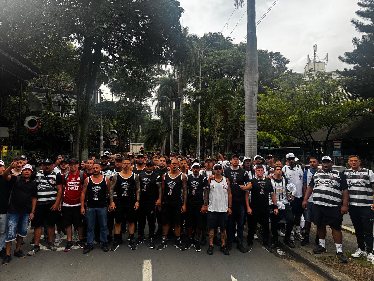 gavioesoficial's tweet photo. Fiel Torcida sendo recepcionada pelo @BRS_COL antes da partida desta noite com bandeira em homenagem ao eterno camisa 8 Rincón. 

O colombiano defendeu o Timão entre 1997 e 2000, e voltou em 2004 para encerrar sua vitoriosa passagem com a camisa alvinegra. Sua garra e liderança seguem vivas na memória da nação corinthiana!

#Corinthians #SulAmericana #Caravana #Gaviões #RitmoDeTorcida