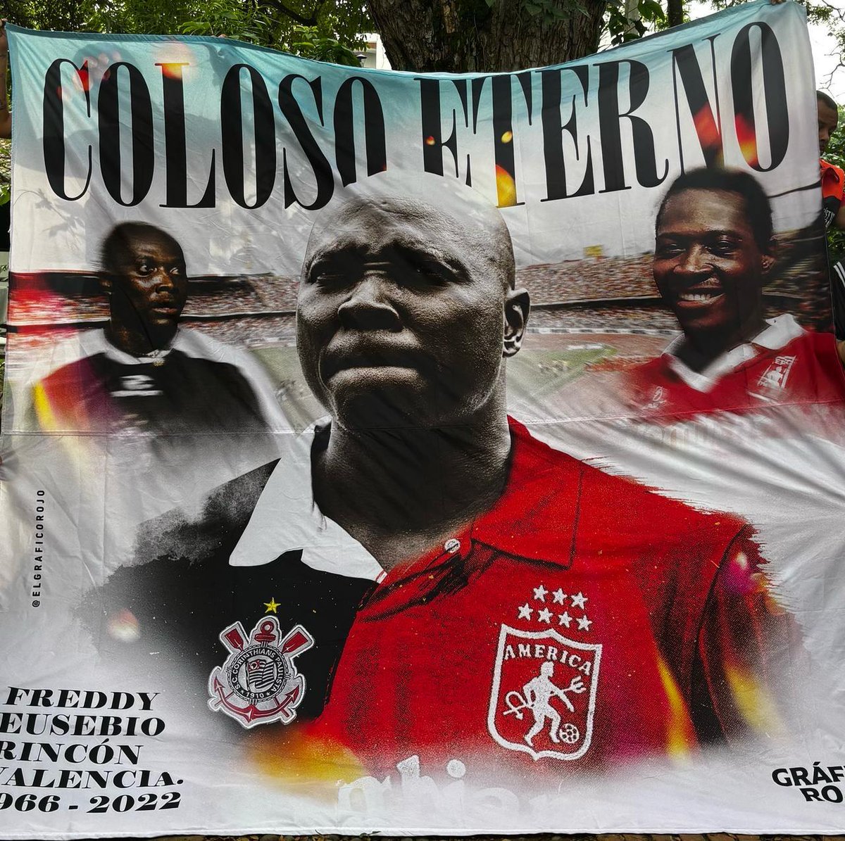 gavioesoficial's tweet photo. Fiel Torcida sendo recepcionada pelo @BRS_COL antes da partida desta noite com bandeira em homenagem ao eterno camisa 8 Rincón. 

O colombiano defendeu o Timão entre 1997 e 2000, e voltou em 2004 para encerrar sua vitoriosa passagem com a camisa alvinegra. Sua garra e liderança seguem vivas na memória da nação corinthiana!

#Corinthians #SulAmericana #Caravana #Gaviões #RitmoDeTorcida