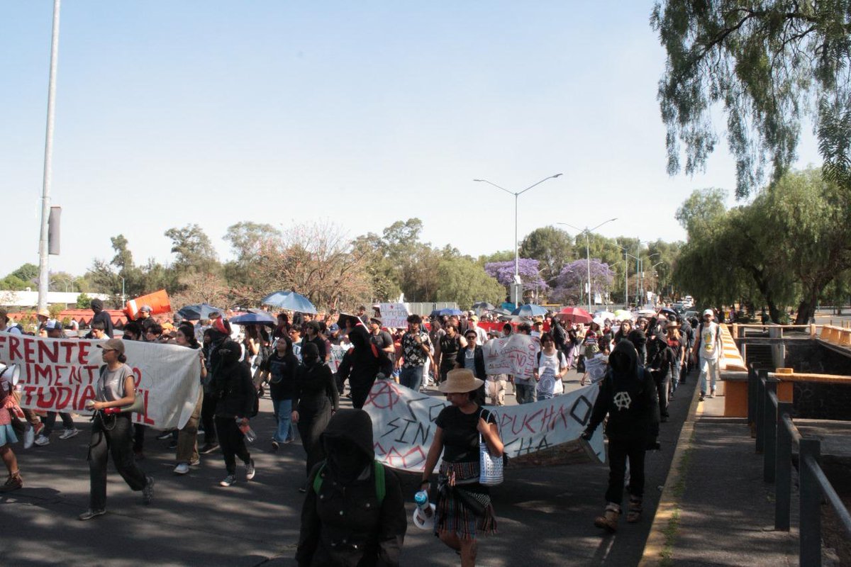 FAE_UNAM's tweet photo. 🧵Hilo de fotos de la marcha estudiantil en Ciudad Universitaria #UNAM llevada a cabo el viernes 4 de abril

#FAE #ComedoresSubsidiados https://t.co/rWA4IUMEwq