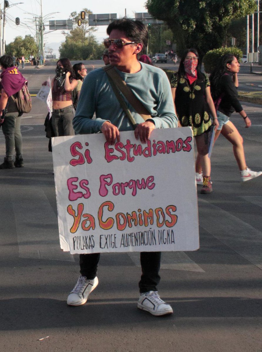 FAE_UNAM's tweet photo. 🧵Hilo de fotos de la marcha estudiantil en Ciudad Universitaria #UNAM llevada a cabo el viernes 4 de abril

#FAE #ComedoresSubsidiados https://t.co/rWA4IUMEwq