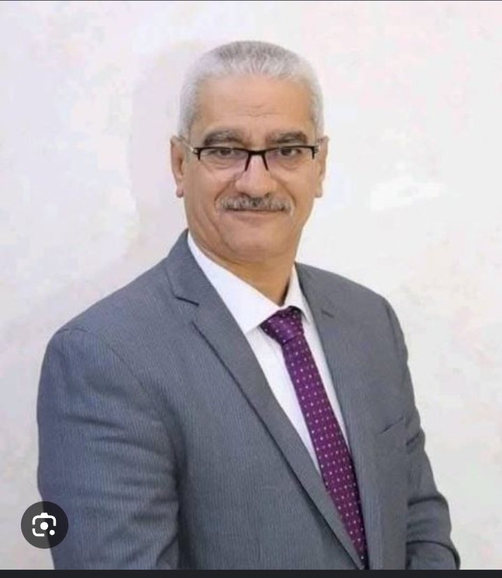 ammaralihassan's tweet photo. كيف تقتل إنسانا بكلمة 

كشفت الدكتورة نسرين العمري الطبيبة النفسية على صفحتها الشخصية وهى تشخص أسباب الوفاة للاستاذ أسامه بسيونى مدير ادارة الباجور قائلة:
 "اللي انتوا شايفينه دة إسمه الأستاذ أسامة البسيوني مدير إدارة الباجور التعليمية رحمة الله عليه توفى بعد زيارة السيد وزير التربية والتعليم وحسب رواية شهود العيان ..الحديث دار كما يلي:- -من انت؟ =أنا مدير الإدارة -بكرة تكون على مكتبي في العاصمة الإدارية..وتجيب معاك استقالتك..قدام الناس..(إنت مبتفهمش)..إتفضل إمشي... ▪︎كلمات نزلت كالصاعقة ... كلمات قاسية لم يتحمل صداها هذا المعلم التربوي . ▪︎ركب الأستاذ أسامة سيارته، مذهولاً، مكسور الخاطر، واتصل بأحد زملائه لعله يجد سنداً، وقال له: "أنا أمام مدرسة التجارة بنات"، فجاءه مسرعًا ... ليجده مسنداً رأسه على عجلة القيادة... وقد فارق الحياة .... ▪︎نقل فورًا إلى مستشفى الباجور، لكن القلب كان قد توقف... وفاضت الروح إلى بارئها. ▪︎وكان سبب الوفاة بناء على التقرير الطبي : توقف مفاجئ فى عضلة القلب أدى إلى هبوط الأوعية الدموية أدى إلى توقف الوظائف التنفسية. ▪︎هذا الوصف الطبي لا يشير إلى مرض عضوي مزمن، بل إلى توقف مفاجئ للقلب دون أسباب مرضية واضحة."
***
توجد.في التعليقات رواية أخرى للأستاذ محمد صالح، يتحمل مسؤوليتها أمام الله والناس.