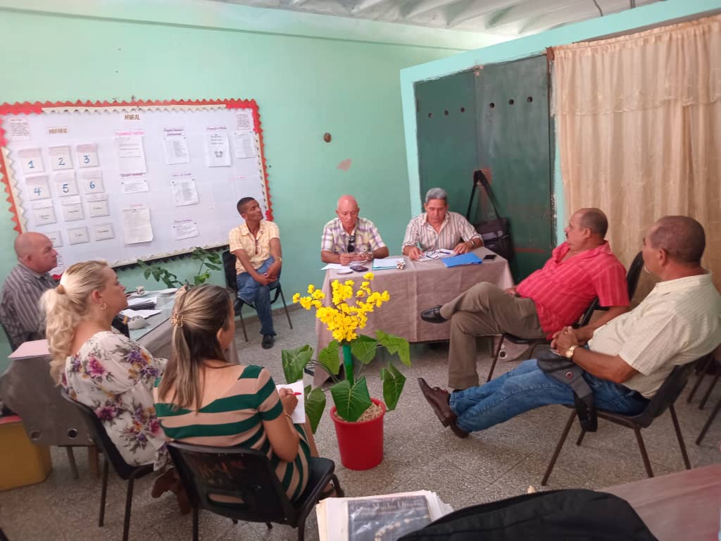 Como parte de la estrategia de atención al ERCE un metodologo de la dirección nacional comparte con los directores y metodológos de la DGE en Holguín #HolguínSí