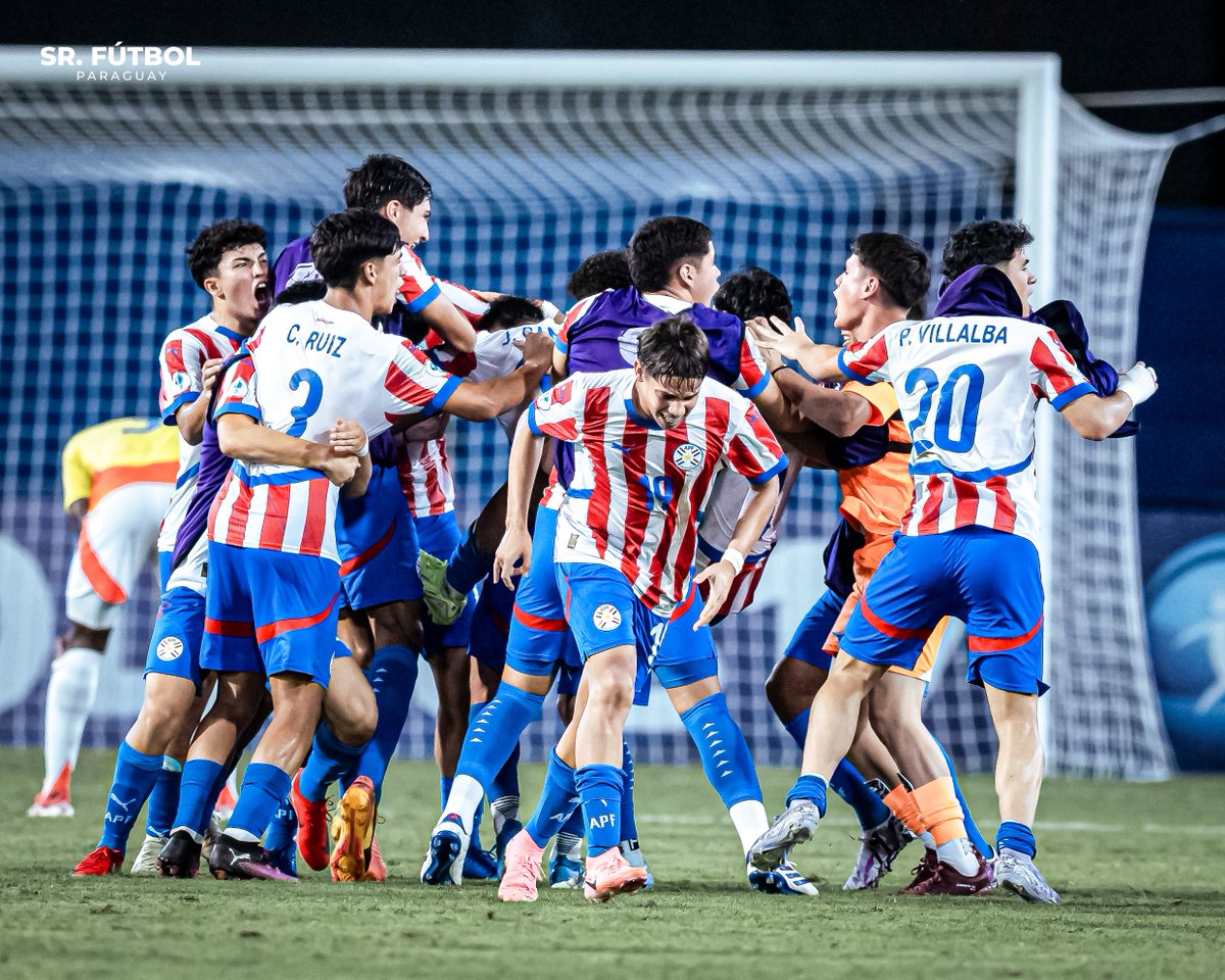 SrFutbolPy's tweet photo. 𝗣𝗔𝗥𝗔𝗚𝗨𝗔𝗬 𝗔𝗟 𝗠𝗨𝗡𝗗𝗜𝗔𝗟. Nuestra Sub-17 acaba de derrotar a Ecuador en la tanda de penales y clasificarse a la Copa del Mundo de la Categoría. La bandera albirroja estará presente en Qatar, señoras y señores. ❤️🇵🇾 https://t.co/zlaDn0BVSy