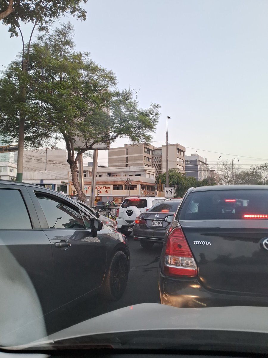 DaNevesE's tweet photo. 40 minutos parados sin movernos en paseo parodi con Javier Prado. @PoliciaPeru qué estrategia tienen para generar trafico? Les sale perfecto! https://t.co/apaHLgnz6Y
