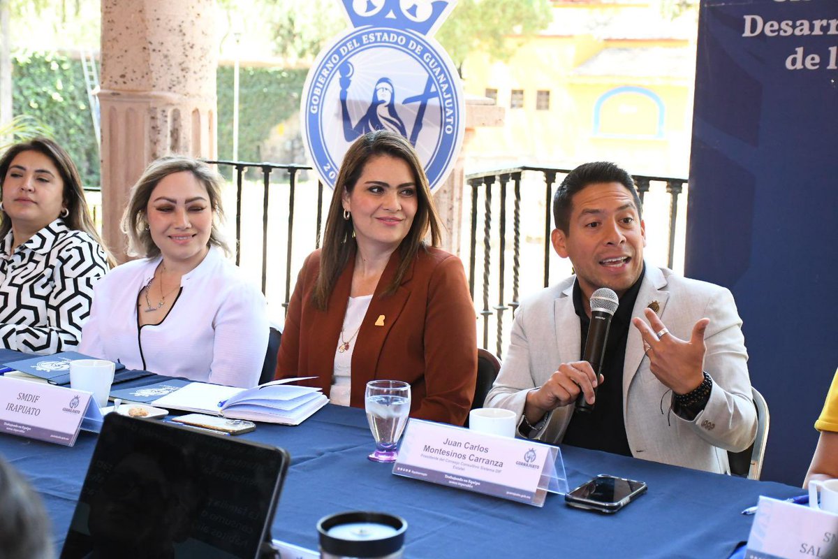 Agradezco al <a href="/DrJuanCarlosMon/">Dr. Juan Carlos Montesinos</a> y <a href="/Poncho_Borja/">Poncho Borja</a> por abrir espacios de diálogo y colaboración para trabajar en beneficio de nuestras familias irapuatenses.🫱🏽‍🫲🏽👨‍👩‍👦‍👦

#JuntosHacemosMás