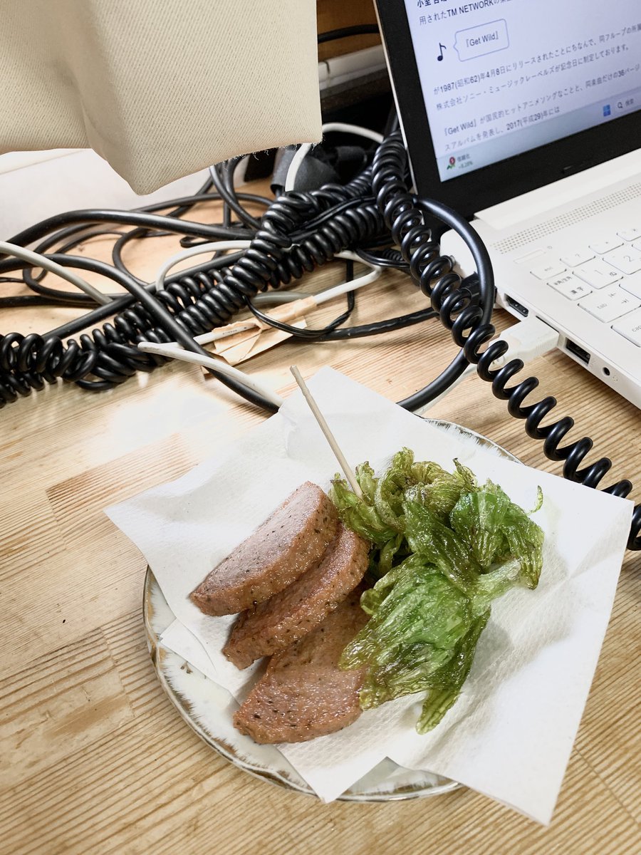 ✨✨も〜にん✨✨
今日も #めいほうブルー が最＆幸❤️
まだまだ5000m滑走可能です⛷️🏂
風🌪️が強いので対策必須。

昨日は #DJステーション にたくさんの貢物…いやいや差し入れが…ありがとうありがとう✨✨
みんなが #DJえめ のぽちゃ活を応援してくれている😋

#めいほうスキー場
#中安えみ子