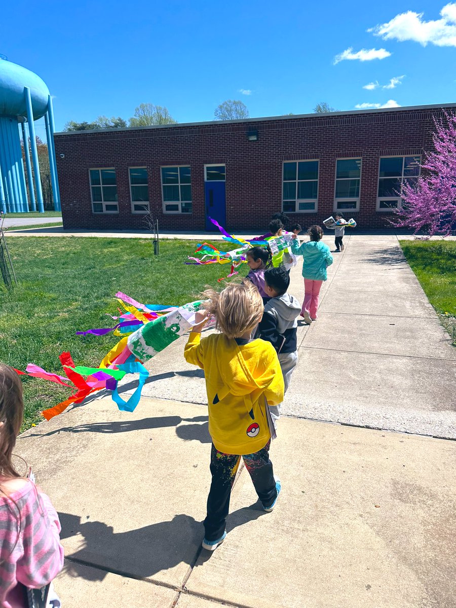 MrsBarrows_K's tweet photo. A beautiful Spring day to see what our windsocks from Art class can do! https://t.co/gH2Qls7fkh