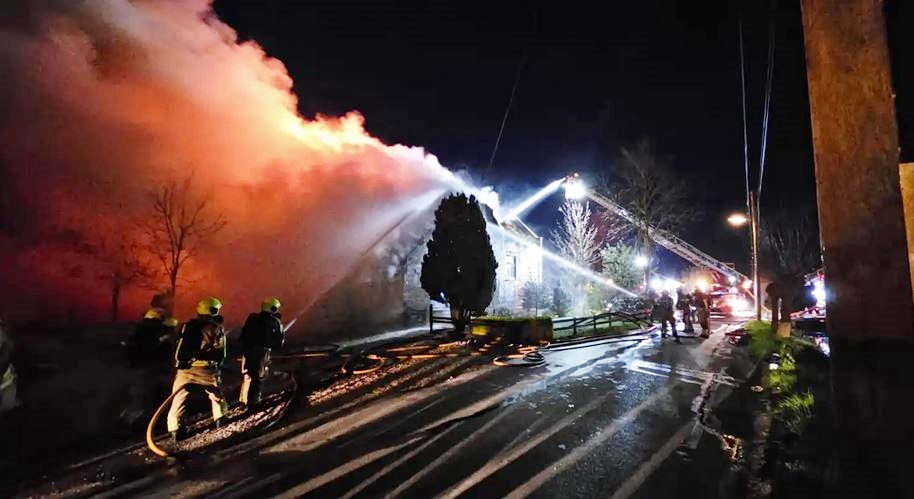 Zeer grote brand verwoest rietenkap woning in Driebruggen