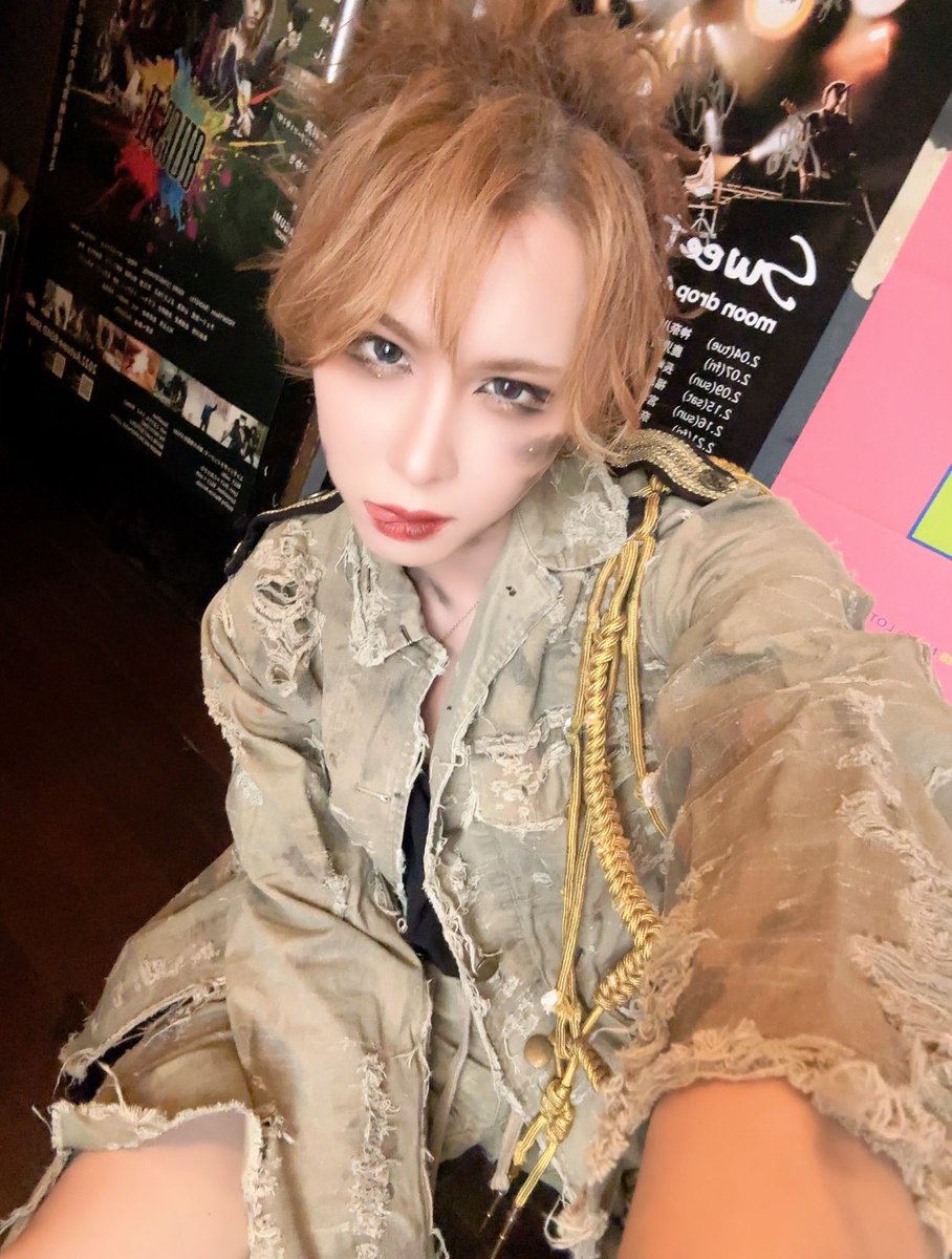 zonbi_kanata's tweet photo. ワンマンツアー
静岡サナッシュ！！
ありがとうございました。

またこうして自分の地元の静岡に帰ってくることができて幸せです。

自分の印象的に感染者に静岡の方が多い気がしてて毎年ワンマンツアーやイベントで静岡いれたいなーって思っていたのでやっと夢が叶いました😭今日も平日の忙しい中来てくれて本当にありがとう。
自分なりにせっかく静岡来てくれたなら楽しんでほしいなと思ってフォトスポットなんて用意しちゃたりして、、笑

このワンマンツアー久しぶりに会える感染者や初めての方にも出会えてとても嬉しいし充実してる！
もちろん毎回駆けつけてくれる感染者も本当に心強くてめっちゃ感謝してます！

この気持ちを忘れずにワンマンツアー最後まで駆け抜けるぞー！！
全力で伝えにいきます。

次のワンマンツアーは札幌！
イベントライブは17日に渋谷であります。

何が言いたいかっていうともう会いたいよな！？😏

待ってるぞー！！

p.s.朝の更新になりましてすいません🙇
　　今日もファイト！